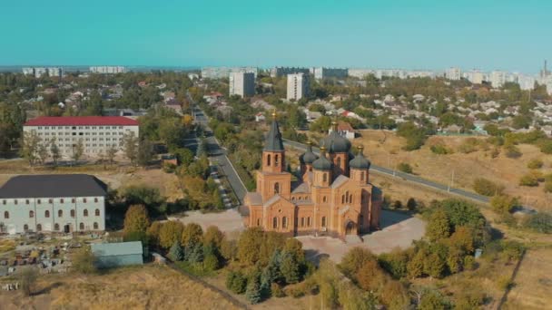 Ärkeängeln Mikaels kyrka med havsutsikt - Flygfoto Mariupol — Stockvideo