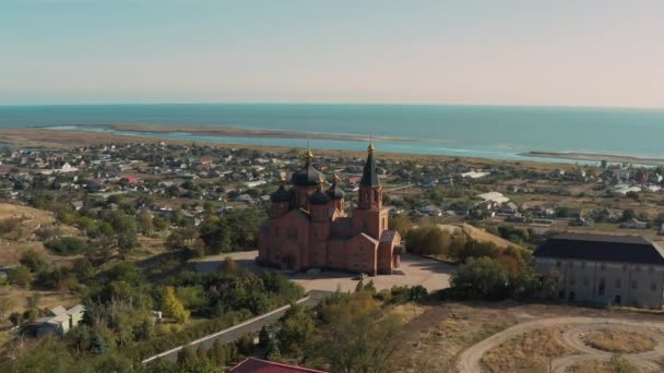 Deniz manzaralı Başmelek Michael Kilisesi - Havadan Bakış Mariupol — Stok video