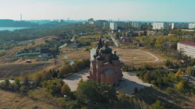 Deniz manzaralı Başmelek Michael Kilisesi - Havadan Bakış Mariupol