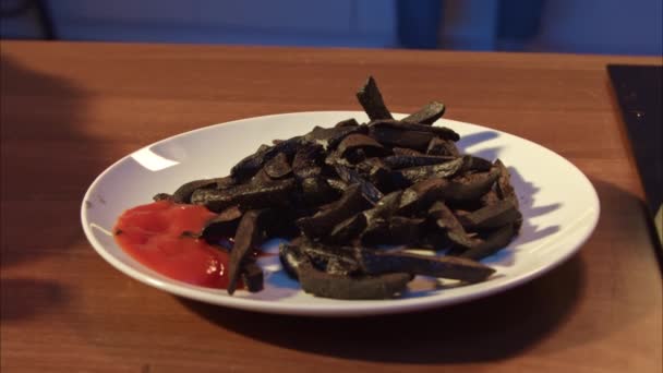 Cartofi Prajiti Negri Ketchup Farfurie Alba Cartofi Prăjiți Ulei Negru — Videoclip de stoc