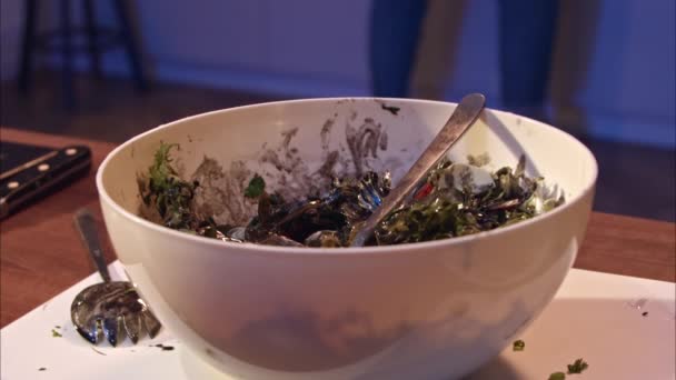 Ένα Λευκό Πιάτο Βρώσιμης Σαλάτας Που Ήταν Μολυσμένο Μαύρο Λάδι — Αρχείο Βίντεο