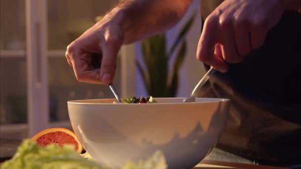 Mãos Masculinas Misturam Salada Com Vinagre Balsâmico Salada Verdes Tomates — Vídeo de Stock