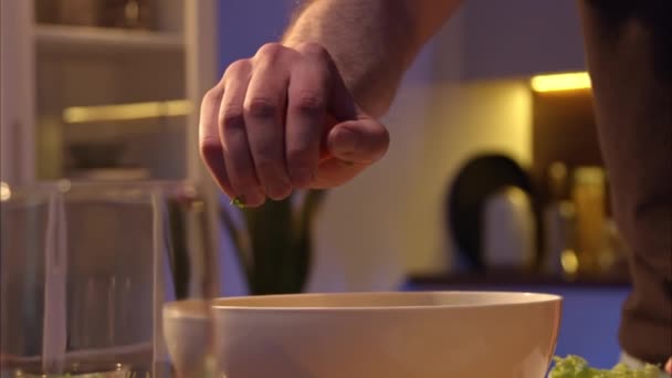 Bir Adam Elleriyle Salata Kasesine Greyfurt Sıkıyor Bir Adam Kendine — Stok video