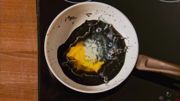 Verbrand Een Witte Pan Een Zwart Fornuis Gebakken Eieren Zwarte — Stockvideo