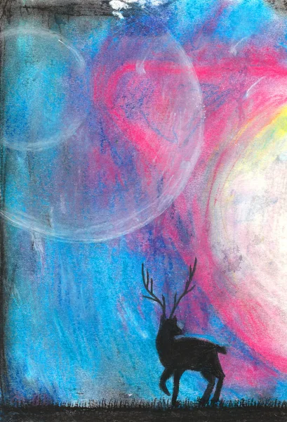 Kozmik bir manzaranın arka planında boynuzlu bir geyiğin silueti. Gezegenlerin arka planında mavi-pembe tonlarda güzel genç bir geyik.