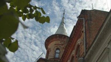 Kyiv 'in tarihi merkezinde Barons Kalesi' ne kule yap. 20. yüzyıl başları mimarisi. düşük hareket 100fps 2.8k