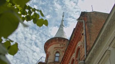 Kyiv 'in tarihi merkezinde Barons Kalesi' ne kule yap. 20. yüzyıl başları mimarisi. düşük hareket 100fps 2.8k