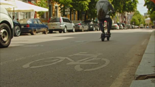 Elektrisk Skoter Rider Cykelväg Staden Begränsas Vit Linje Från Bilen — Stockvideo