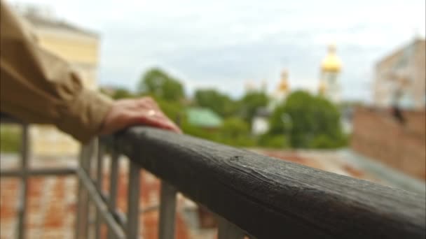 Zamężna Dziewczyna Zdejmuje Ręce Balustrady Balkonu Widokiem Ortodoksję Slow Motion — Wideo stockowe
