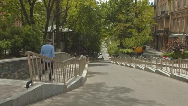 Şık Bir Büyükbaba Uzun Bir Merdivenden Iner Arka Taraftan Orta — Stok video