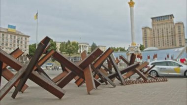 Kyiv şehrinin merkez meydanında tanksavar kirpileri. Ukrayna 'daki Bağımsızlık Meydanı' ndaki askeri yapılar. Çek kirpisi. Yavaş Hareket 100fps 2.8k