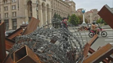 Kyiv şehrinin merkez meydanında tanksavar kirpileri ve dikenli teller. Ukrayna 'daki Bağımsızlık Meydanı' ndaki askeri yapılar. Çek kirpisi. Yavaş Hareket 100fps 2.8k