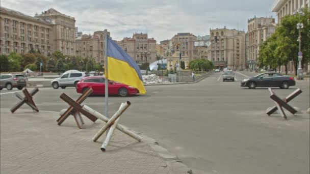 Αντιαρματικά Σκαντζόχοιροι Και Σημαία Της Ουκρανίας Στην Κεντρική Πλατεία Της — Αρχείο Βίντεο