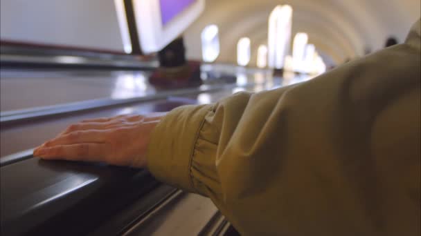 Yeraltı Metrosundaki Yürüyen Merdivenin Tırabzanındaki Kadın Eli Kız Metroya Iniyor — Stok video