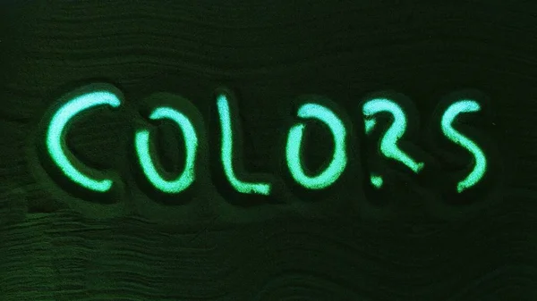 Ручной Рисунок Цветов Слова Зеленом Песке Мужская Рука Пишет Слово — стоковое фото
