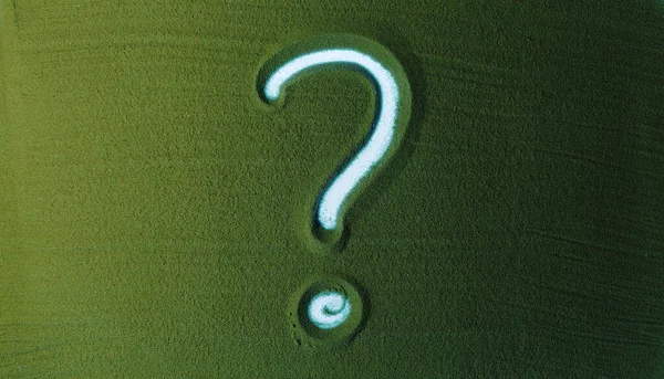 Символ Вопросительного Знака Зеленом Песке Мужская Рука Пишет Символ Зеленом — стоковое фото