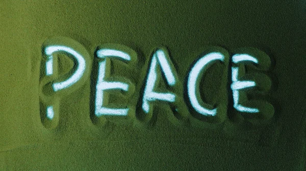Χέρι Ζωγραφίζει Τον Λόγο Ειρήνη Στην Πράσινη Άμμο Αρσενικό Χέρι — Φωτογραφία Αρχείου
