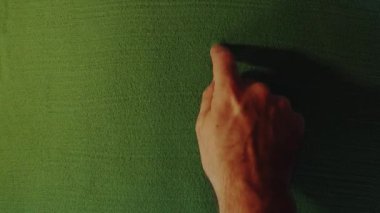 Yeşil Kum 'daki 9 numaralı el çizimi sembolü. Erkek el yeşil kuma arka ışıklandırmalı bir numara yazıyor. 0 'dan 10' a kadar olan bir seri. Üst görünüm 4k çözünürlüğü