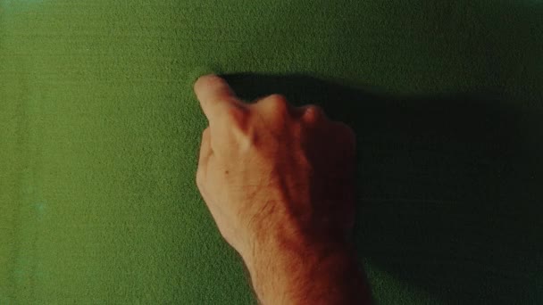 Σχέδιο Χεριών Νούμερο Τρία Σύμβολο Στην Πράσινη Άμμο Αρσενικό Χέρι — Αρχείο Βίντεο