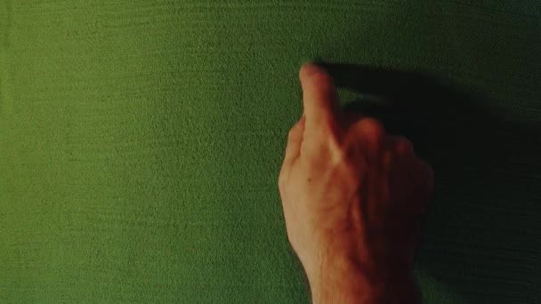 手描き緑の砂の9番のシンボル 男性の手はバックライト付きの緑の砂の上に数字を書きます 0から10までのシリーズです トップ表示4K解像度 — ストック動画