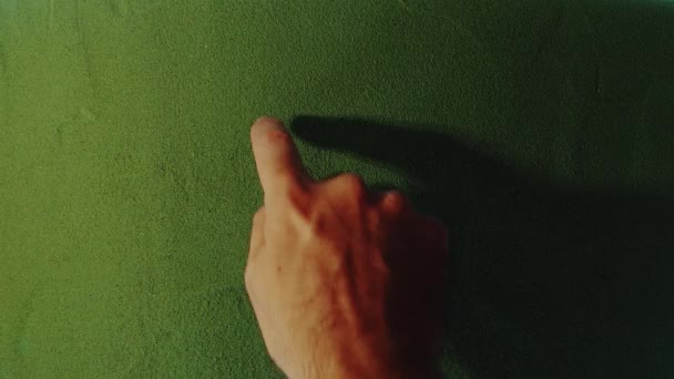 Handritning Nummer Två Symbol Den Gröna Sanden Man Handen Skriver — Stockvideo