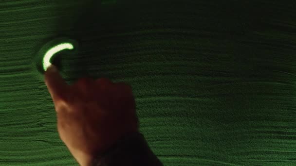 Χέρι Σχέδιο Word Stop Στην Πράσινη Άμμο Αρσενικό Χέρι Γράφει — Αρχείο Βίντεο