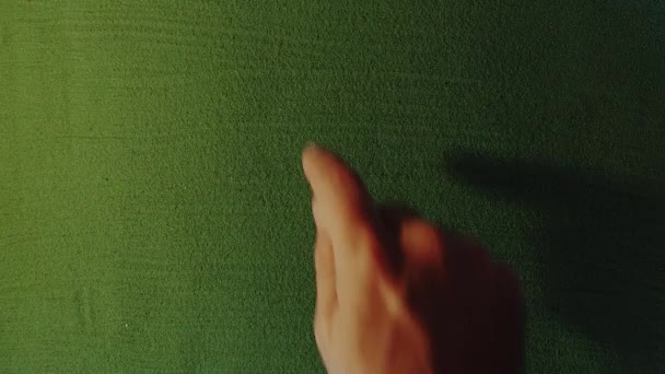 Ręczny Rysunek Symbol Zielonej Piasku Mężczyzna Zapisuje Liczbę Zielonym Piasku — Wideo stockowe