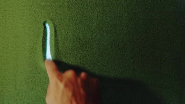 Ручний Малюнок Українських Символів Зеленому Піску Чоловіча Рука Пише Слово — стокове відео