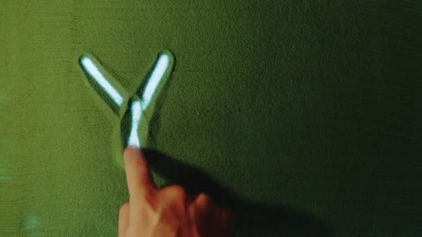 Рука Малює Слово Зеленому Піску Чоловіча Рука Пише Слово Зеленому — стокове відео