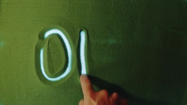緑の砂の中に単語をオフに描画手 男性の手は白いバックライトと緑の砂の上に単語をオフに書き込みます トップ表示4K解像度 — ストック動画