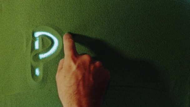 Рука Малює Слово Мир Зеленому Піску Чоловіча Рука Пише Символ — стокове відео