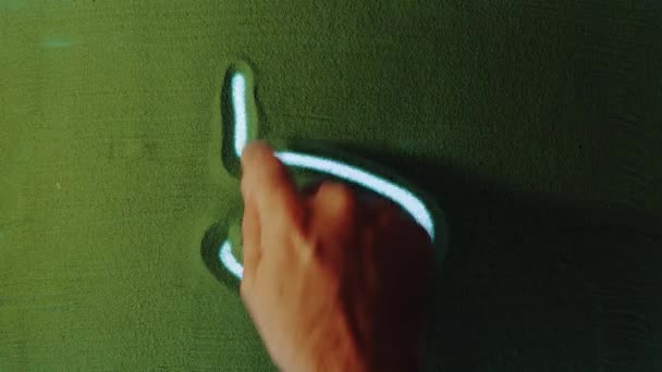 Ręczny Rysunek Numer Symbol Green Sand Mężczyzna Zapisuje Liczbę Zielonym — Wideo stockowe