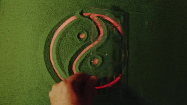 Handtekening Van Yin Yang Symbool Het Groene Zand Wist Het — Stockvideo