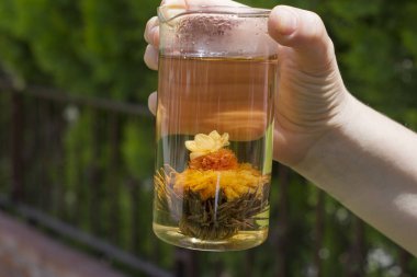 Elinde bir fincan çay tutan bir kadın. Seçici Odaklama Penceresi