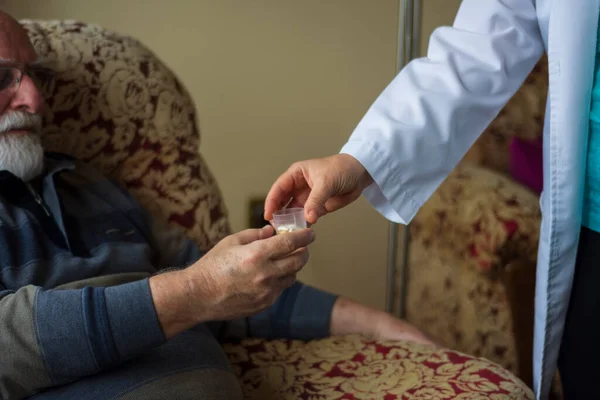 Jovem Médico Feminino Dando Remédio Para Homem Velho Após Exame — Fotografia de Stock