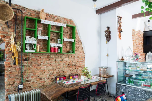 Pequeno Café Autêntico Flores Nas Paredes Uma Lareira Com Fogão — Fotografia de Stock