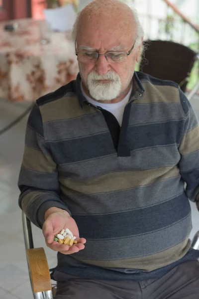 Gözlüklü Kel Yaşlı Adam Günlük Ilaçlarını Alıyor Seçici Odak Adam — Stok fotoğraf