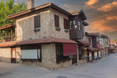 Kenar, Antalya, Türkiye - 06.28.2021: Kentin caddeleri, çarşı ve liman bölgesi, Antalya. Hakiki Anadolu Yunan evleri. Seçici odak