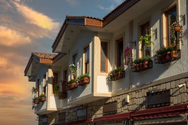 Kenar, Antalya, Türkiye - 06.28.2021: Kentin caddeleri, çarşı ve liman bölgesi, Antalya. Hakiki Anadolu Yunan evleri. Seçici odak