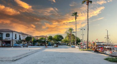 Antalya, Türkiye - 06.28.2021: Şehir merkezinin sokakları ve Antalya 'daki çarşı. Sokak manzaralı. Gün batımı bulutlu gökyüzü. Kafe, restoran, dükkan ve evler. Kimse yok. Seçici Odaklanma