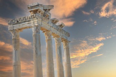 Apollo Tapınağı, Akdeniz kıyısında M.S. 150 civarında inşa edilmiş bir Roma tapınağıdır. Antalya hindisi. Bulutlu Mavi ya da Kızıl Gökyüzü. Seçici Odaklanma Sütunları.