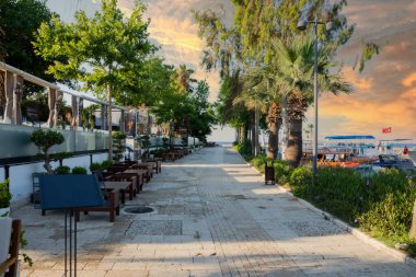 Antalya, Türkiye - 06.28.2021: Şehir merkezinin sokakları ve Antalya 'daki çarşı. Sokak manzaralı. Gün batımı bulutlu gökyüzü. Kafe, restoran, dükkan ve evler. Kimse yok. Seçici Odaklanma
