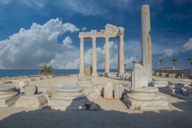 Apollo Tapınağı, Akdeniz kıyısında M.S. 150 civarında inşa edilmiş bir Roma tapınağıdır. Antalya hindisi. Bulutlu Mavi ya da Kızıl Gökyüzü. Seçici Odaklanma Sütunları.