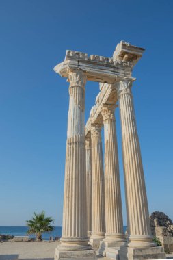 Apollo Tapınağı, Akdeniz kıyısında M.S. 150 civarında inşa edilmiş bir Roma tapınağıdır. Antalya hindisi. Bulutlu Mavi ya da Kızıl Gökyüzü. Seçici Odaklanma Sütunları.