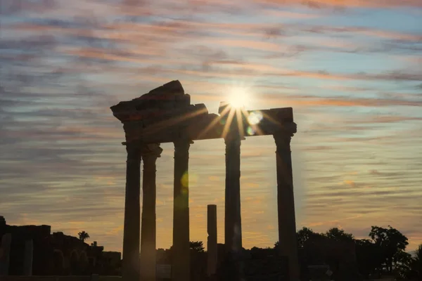 Apollo Tapınağı, Akdeniz kıyısında M.S. 150 civarında inşa edilmiş bir Roma tapınağıdır. Antalya hindisi. Bulutlu Mavi ya da Kızıl Gökyüzü. Seçici Odaklanma Sütunları.