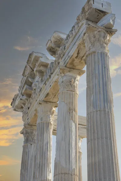 阿波罗神殿 Temple Apollo 是一座建于公元150年左右的罗马神殿 建于地中海沿岸 安塔利亚一侧土耳其 多云的蓝天或红天 专责选题栏 — 图库照片