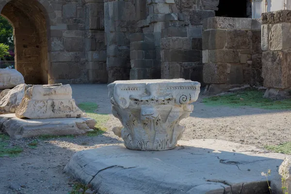 Restos Del Antiguo Templo Atenea Side Cabeza Columna Antalya Turquía —  Fotos de Stock