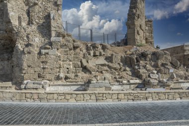 Eski şehrin girişindeki yol ve ortadaki sembolik zeytin koruluğu. Seçici Odaklanma. günbatımı gökyüzü