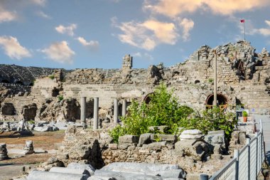 Tarafın dışında antik tiyatro, agora ve sütunlu meydan. Bulutlu mavi gökyüzü. Seçici Odaklanma Harabeleri.