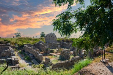 Peristyle harabeleri olan bir ev. Seçici Odak Harabeleri. Günbatımı gökyüzü, antik şehir. 